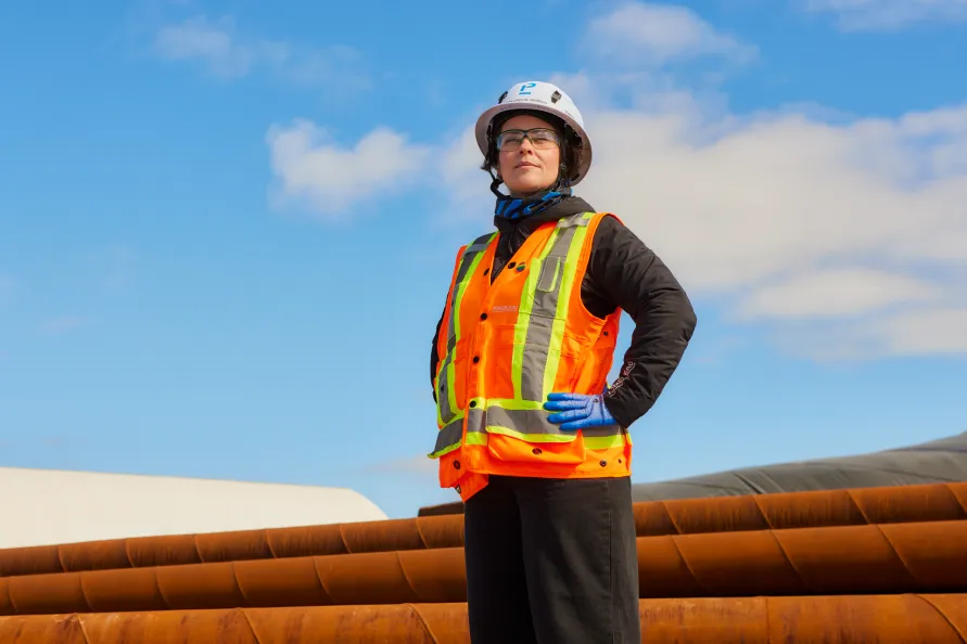 Worker on a construction site, an example of Pomerleau's expertise in the Urban Construction Sector