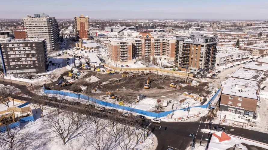 Vue aérienne du chantier de construction du prolongement de la ligne bleue de la STM, pour les stations de métro de Montréal, par Pomerleau.