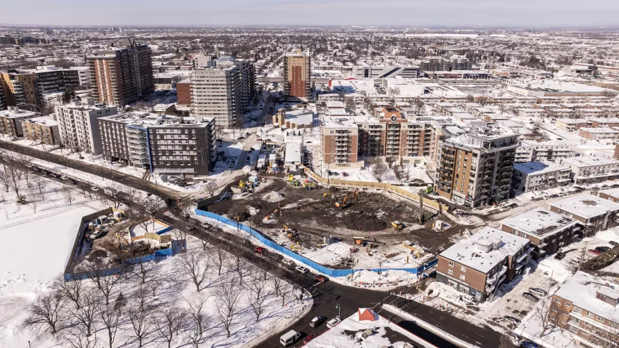 Vue aérienne du chantier de construction du prolongement de la ligne bleue de la STM, pour les stations de métro de Montréal, par Pomerleau.