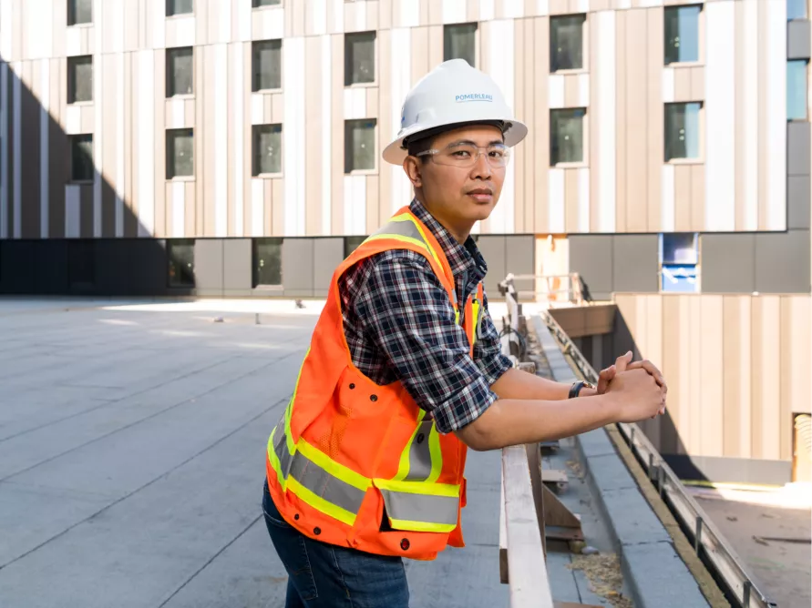 Pomerleau construction worker on a construction site in the Greater Toronto Region in Ontario