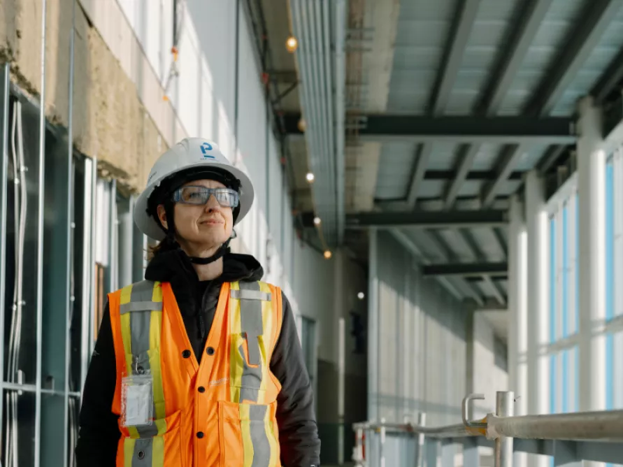 Worker from Pomerleau on a construction site in the cultural construction sector.