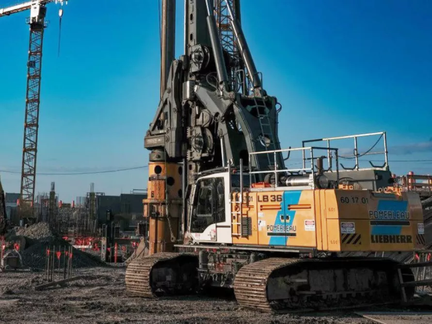 Workers on a construction site, an example of Pomerleau's expertise in deep foundations solutions