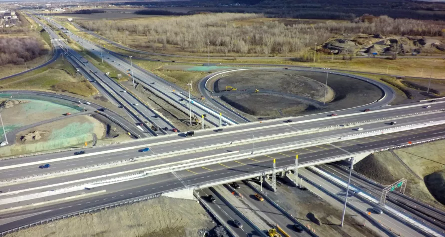 Earthworks solutions achieved by Pomerleau on a highway in Quebec
