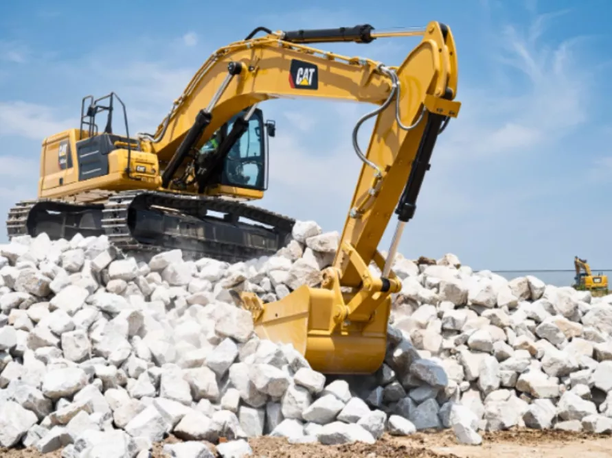 Blasted stones removal by heavy equipment on a Pomerleau construction site, an example of the heavy earthworks expertise of the company