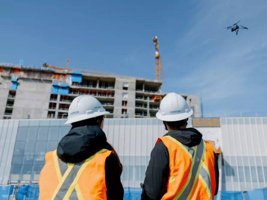 Workers from Pomerleau on the construction site of the Vaudreuil-Soulanges Hospital, an example of a construction project in health and research built by Pomerleau.