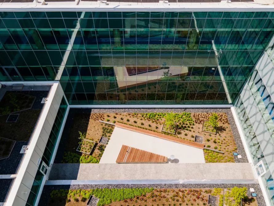  Enfant-Jésus Hospital Integrated Cancer Centre in Quebec City, Quebec, an example of a construction project in health and research built by Pomerleau.