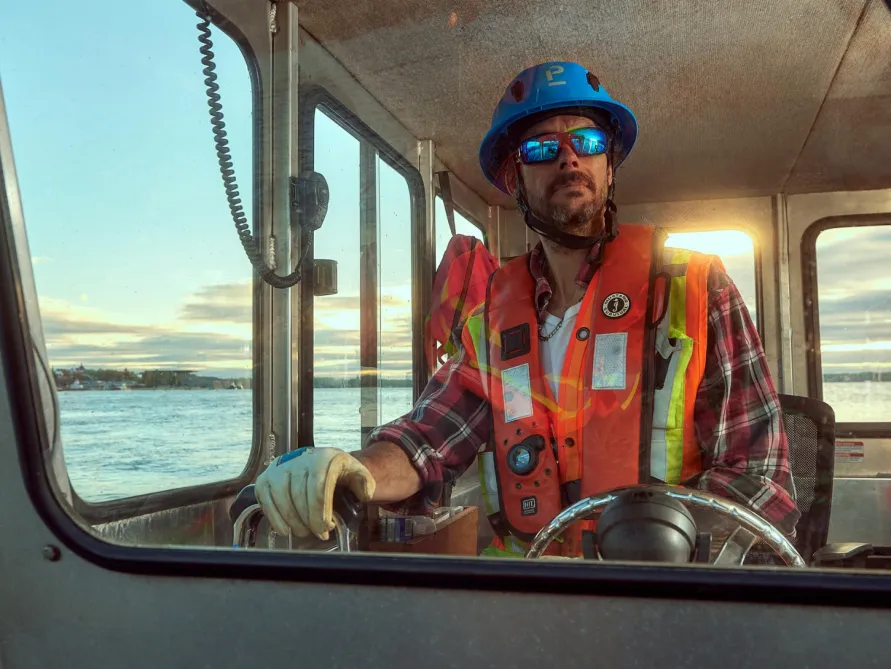Pomerleau marine worker on a worksite in Trois-Rivières, in Quebec.