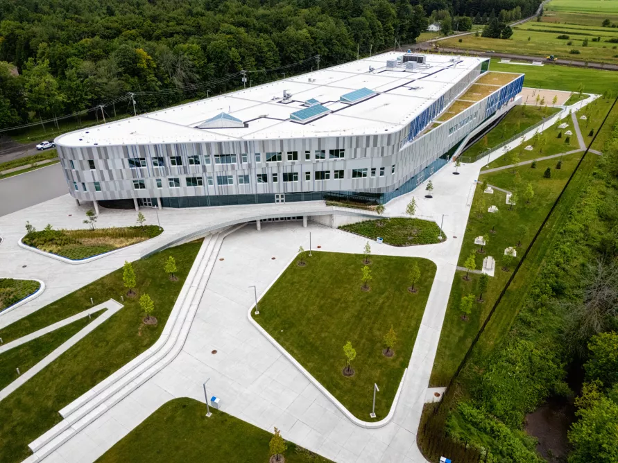 Mirabel New High School in Quebec, an education construction project by Pomerleau with sustainability in mind