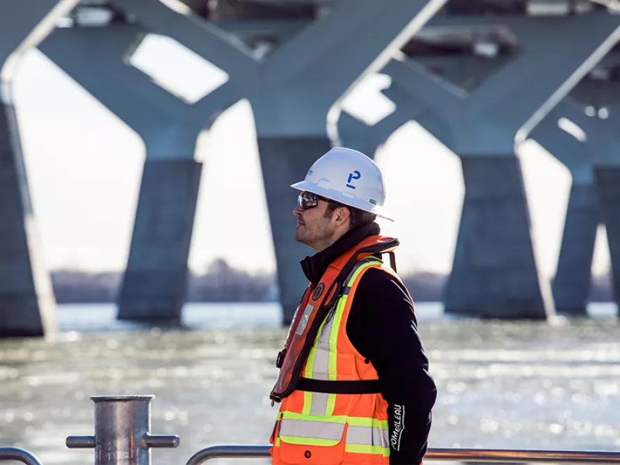 Worker on a construction site during the deconstruction of the Champlain Bridge, an example of Pomerleau's expertise in the Civil and Infrastructure Sector