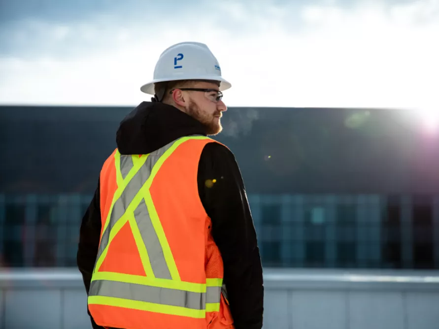 Worker on a construction site during the construction of the CHUM (University of Montreal Health Centre) – Phase 2, in Montreal, an example of Pomerleau's expertise in the Buildings Sector
